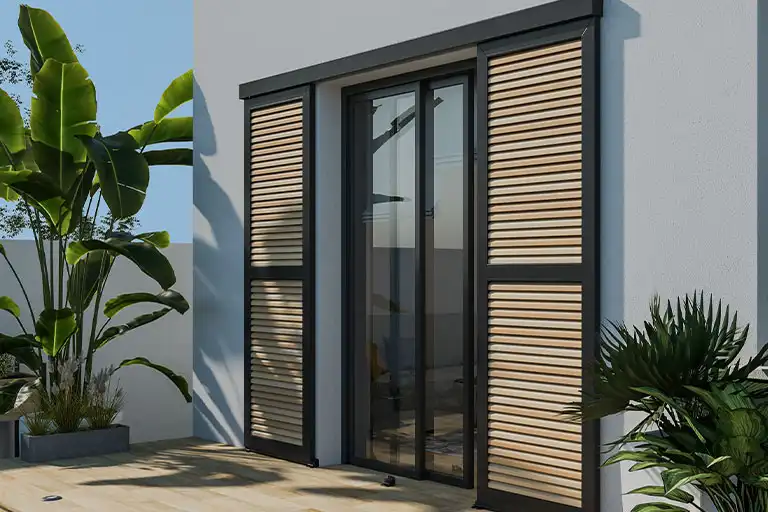 pose de volet battants par mcg menuiserie Fenêtre moderne avec volets en bois sur terrasse extérieure.