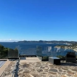 Terrasse panoramique sur mer, ciel bleu.