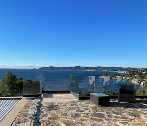Vue mer depuis terrasse en pierre.