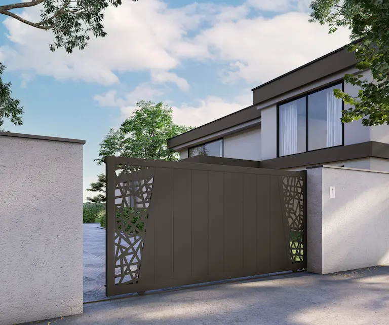 portail coulissant mosaic corinthe lames 280 mm tôle découpée motif abstrait ral 7022 posé par mcg menuiserie Portail moderne devant une maison contemporaine.