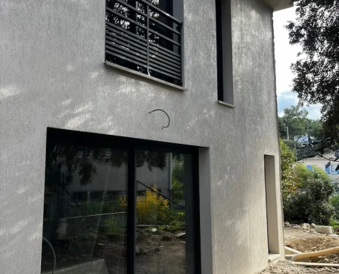 Façade moderne d'une maison neuve.