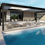 Maison moderne avec piscine et terrasse ensoleillée.