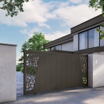 Portail moderne devant maison avec grandes fenêtres.